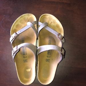 Like new mayari birkenstocks!!